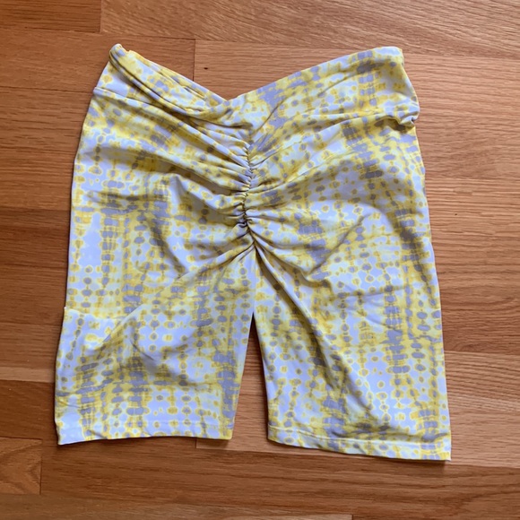 Booty Scrunch Shorts (Lici Fit) - Picture 4 of 4